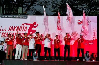 Direktur Teknologi dan Operasional Bank DKI merangkap Pelaksana Tugas Direktur Utama Bank DKI, Amirul Wicaksono (keempat kanan) mendampingi Menteri Perhubungan