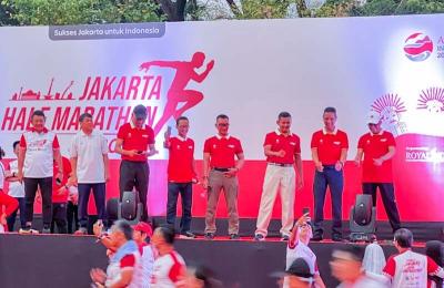 Direktur Teknologi dan Operasional Bank DKI merangkap Pelaksana Tugas Direktur Utama Bank DKI, Amirul Wicaksono (keempat kanan) mendampingi Menteri Perhubungan