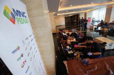 Sejumlah karyawan mengikuti kegiatan donor darah MNC Peduli bersama dengan PMI Depok di Tower 2 lantai 11, MNC Studios, Jakarta Barat, Rabu (23/8/2023).