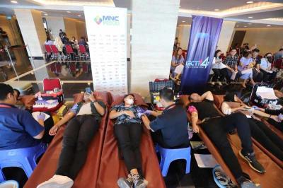 Sejumlah karyawan mengikuti kegiatan donor darah MNC Peduli bersama dengan PMI Depok di Tower 2 lantai 11, MNC Studios, Jakarta Barat, Rabu (23/8/2023).