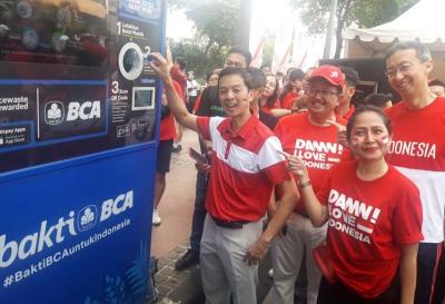 Gebyar BCA Merah Putih yang diusung oleh Bakti BCA ini mengajak masyarakat untuk peduli lingkungan, khususnya untuk memilah dan mengolah sampah plastik.