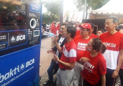 Gebyar BCA Merah Putih yang diusung oleh Bakti BCA ini mengajak masyarakat untuk peduli lingkungan, khususnya untuk memilah dan mengolah sampah plastik.