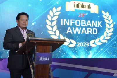 Direktur Utama PT Bank Syariah Indonesia Tbk (BSI) Hery Gunardi menerima piagam penghargaan.