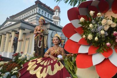 Peserta Semarang Merdeka Flower Festival melintas di kawasan Bundaran Tugu Muda, Kota Semarang, Jawa Tengah, Minggu (27/8/2023).