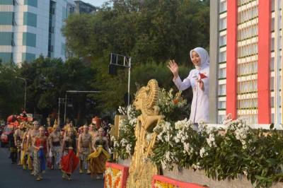 Peserta Semarang Merdeka Flower Festival melintas di kawasan Bundaran Tugu Muda, Kota Semarang, Jawa Tengah, Minggu (27/8/2023).