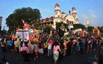 Peserta Semarang Merdeka Flower Festival melintas di kawasan Bundaran Tugu Muda, Kota Semarang, Jawa Tengah, Minggu (27/8/2023).