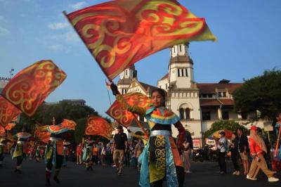 Peserta Semarang Merdeka Flower Festival melintas di kawasan Bundaran Tugu Muda, Kota Semarang, Jawa Tengah, Minggu (27/8/2023).