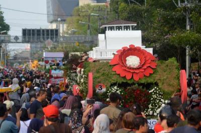 Peserta Semarang Merdeka Flower Festival melintas di kawasan Bundaran Tugu Muda, Kota Semarang, Jawa Tengah, Minggu (27/8/2023).