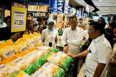 Direktur Utama Perum Bulog Budi Waseso melakukan monitoring ketersediaan stok beras di Pasar Perumnas Klender, Jakarta Timur, Senin (28/8/2023).