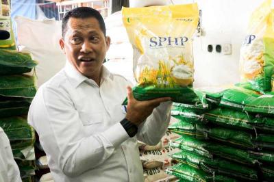 Direktur Utama Perum Bulog Budi Waseso melakukan monitoring ketersediaan stok beras di Pasar Perumnas Klender, Jakarta Timur, Senin (28/8/2023).