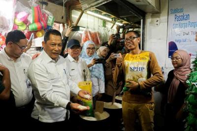 Direktur Utama Perum Bulog Budi Waseso melakukan monitoring ketersediaan stok beras di Pasar Perumnas Klender, Jakarta Timur, Senin (28/8/2023).