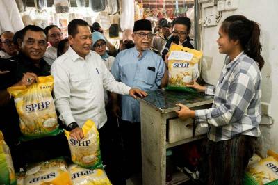 Direktur Utama Perum Bulog Budi Waseso melakukan monitoring ketersediaan stok beras di Pasar Perumnas Klender, Jakarta Timur, Senin (28/8/2023).