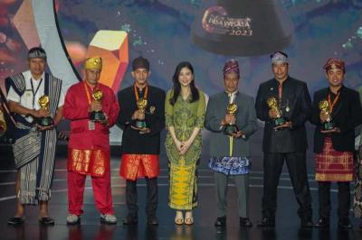 Wamenparekraf Angela Tanoesoedibjo berfoto bersama para penerima penghargaan Anugerah Desa Wisata 2023.