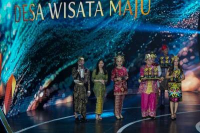 Wamenparekraf Angela Tanoesoedibjo berfoto bersama para penerima penghargaan Anugerah Desa Wisata 2023.