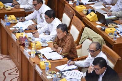 Menteri ESDM Arifin Tasrif mengikuti rapat kerja dengan Komisi VII DPR di Kompleks Parlemen, Senayan, Jakarta, Kamis (31/8/2023)