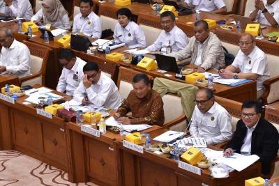 Menteri ESDM Arifin Tasrif mengikuti rapat kerja dengan Komisi VII DPR di Kompleks Parlemen, Senayan, Jakarta, Kamis (31/8/2023)