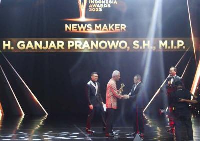 Gubernur Jawa Tengah Ganjar Pranowo menerima penghargaan News Maker pada ajang Indonesia Awards 2023, di Jakarta Concert Hall, Jakarta, Kamis (31/8/2023).