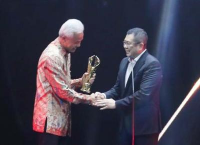 Gubernur Jawa Tengah Ganjar Pranowo menerima penghargaan News Maker pada ajang Indonesia Awards 2023, di Jakarta Concert Hall, Jakarta, Kamis (31/8/2023).
