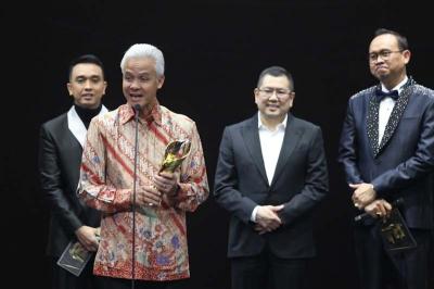 Gubernur Jawa Tengah Ganjar Pranowo menerima penghargaan News Maker pada ajang Indonesia Awards 2023, di Jakarta Concert Hall, Jakarta, Kamis (31/8/2023).