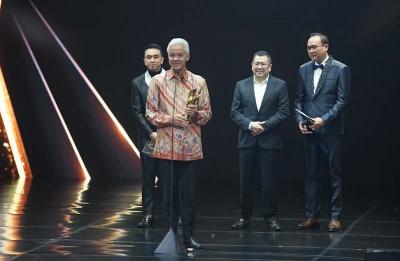 Gubernur Jawa Tengah Ganjar Pranowo menerima penghargaan News Maker pada ajang Indonesia Awards 2023, di Jakarta Concert Hall, Jakarta, Kamis (31/8/2023).