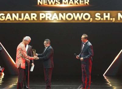 Gubernur Jawa Tengah Ganjar Pranowo menerima penghargaan News Maker pada ajang Indonesia Awards 2023, di Jakarta Concert Hall, Jakarta, Kamis (31/8/2023).