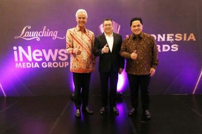 Gubernur Jawa Tengah Ganjar Pranowo menerima penghargaan News Maker pada ajang Indonesia Awards 2023, di Jakarta Concert Hall, Jakarta, Kamis (31/8/2023).