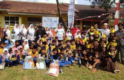 Komunitas wartawan JPEK didukung OJK menggandeng Industri Keuangan non bank menggelar CSR dalam rangka meningkatkan literasi keuangan bagi siswa Sekolah Dasar.