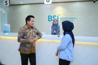 Dirut PT Bank Syariah Indonesia Tbk (BSI) Hery Gunardi menyapa langsung nasabah yang datang di BSI KC Asia Afrika, Bandung, Jawa Barat, Senin (4/9/2023).