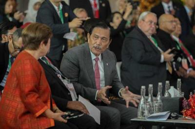 Menko Kemaritiman dan Investasi Luhut Binsar Pandjaitan membuka Indonesia Sustainability Forum (ISF) 2023 di Park Hyatt, Jakarta, Kamis (7/9/2023).