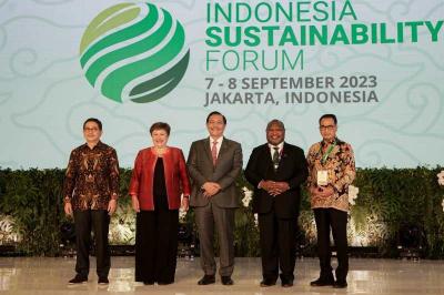 Menko Kemaritiman dan Investasi Luhut Binsar Pandjaitan membuka Indonesia Sustainability Forum (ISF) 2023 di Park Hyatt, Jakarta, Kamis (7/9/2023).