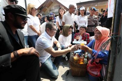 Executive Chairman MNC Group yang juga Ketua Umum Partai Perindo Hary Tanoesoedibjo mengikuti penyerahan uang kaget dan kepada Sri Mulyani di Karang Tengah.
