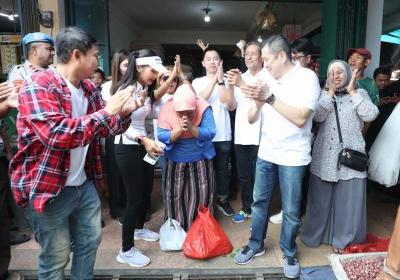 Executive Chairman MNC Group yang juga Ketua Umum Partai Perindo Hary Tanoesoedibjo mengikuti penyerahan uang kaget dan kepada Sri Mulyani di Karang Tengah.