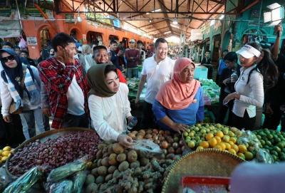 Executive Chairman MNC Group yang juga Ketua Umum Partai Perindo Hary Tanoesoedibjo mengikuti penyerahan uang kaget dan kepada Sri Mulyani di Karang Tengah.