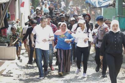 Executive Chairman MNC Group yang juga Ketua Umum Partai Perindo Hary Tanoesoedibjo mengikuti penyerahan uang kaget dan kepada Sri Mulyani di Karang Tengah.