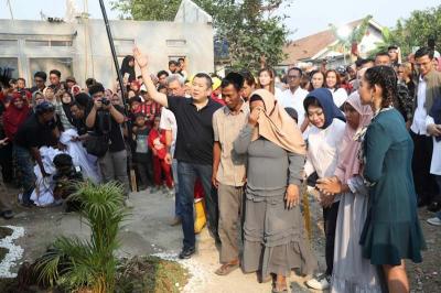 Chairman MNC Group yang juga Ketua Umum Partai Perindo Hary Tanoesoedibjo menyaksikan langsung tangis haru Sarkani dan keluarga saat membuka tirai rumah mereka