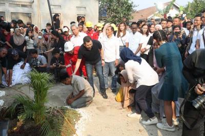Chairman MNC Group yang juga Ketua Umum Partai Perindo Hary Tanoesoedibjo menyaksikan langsung tangis haru Sarkani dan keluarga saat membuka tirai rumah mereka