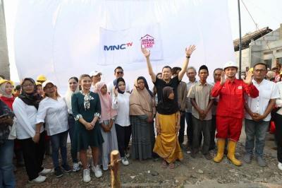Chairman MNC Group yang juga Ketua Umum Partai Perindo Hary Tanoesoedibjo menyaksikan langsung tangis haru Sarkani dan keluarga saat membuka tirai rumah mereka