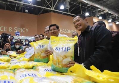 Direktur Utama Perum Bulog Budi Waseso meninjau ketersediaan beras Stabilisasi Pasokan dan Harga Pangan (SPHP) di Lotte Grosir Pasar Rebo, Jakarta Timur.