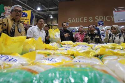 Direktur Utama Perum Bulog Budi Waseso meninjau ketersediaan beras Stabilisasi Pasokan dan Harga Pangan (SPHP) di Lotte Grosir Pasar Rebo, Jakarta Timur.