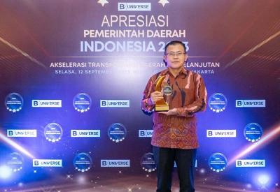 Direktur Kepatuhan Bank DKI Ateng Rivai menerima penghargaan dari B-Universe sebagai BUMD kategori Mitra Daerah Berkinerja Unggul.