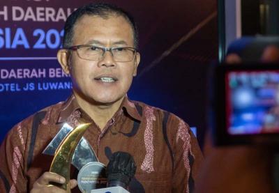 Direktur Kepatuhan Bank DKI Ateng Rivai menerima penghargaan dari B-Universe sebagai BUMD kategori Mitra Daerah Berkinerja Unggul.