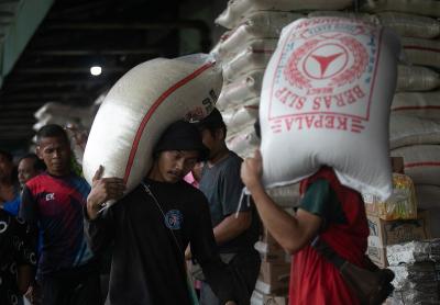 Pekerja melakukan bongkar muat beras di Pasar Induk Beras Cipinang, Jakarta, Jumat (15/9/2023).