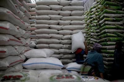 Pekerja melakukan bongkar muat beras di Pasar Induk Beras Cipinang, Jakarta, Jumat (15/9/2023).