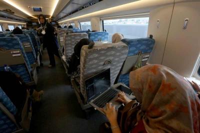 PT KCIC (Kereta Cepat Indonesia China) menjalankan uji coba operasional dengan penumpang tidak berbayar.