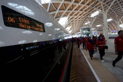 PT KCIC (Kereta Cepat Indonesia China) menjalankan uji coba operasional dengan penumpang tidak berbayar.
