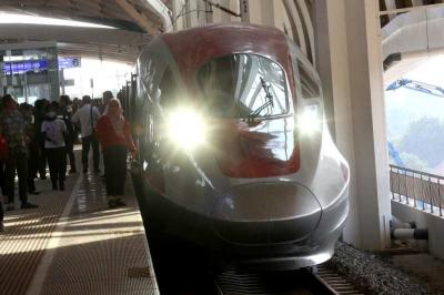 PT KCIC (Kereta Cepat Indonesia China) menjalankan uji coba operasional dengan penumpang tidak berbayar.