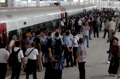 PT KCIC (Kereta Cepat Indonesia China) menjalankan uji coba operasional dengan penumpang tidak berbayar.