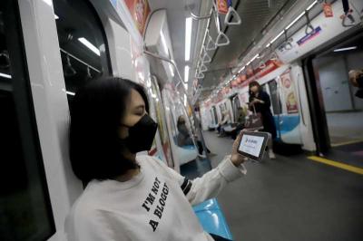 Warga mengakses aplikasi MyXL dalam perjalanan menggunakan MRT Jakarta dari Stasiun Benhil menuju Stasiun Bundaran HI, di Jakarta, Jumat (15/9/2023).