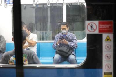 Warga mengakses aplikasi MyXL dalam perjalanan menggunakan MRT Jakarta dari Stasiun Benhil menuju Stasiun Bundaran HI, di Jakarta, Jumat (15/9/2023).