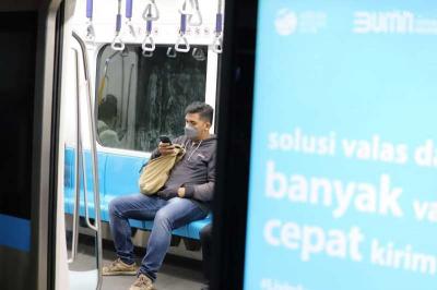 Warga mengakses aplikasi MyXL dalam perjalanan menggunakan MRT Jakarta dari Stasiun Benhil menuju Stasiun Bundaran HI, di Jakarta, Jumat (15/9/2023).